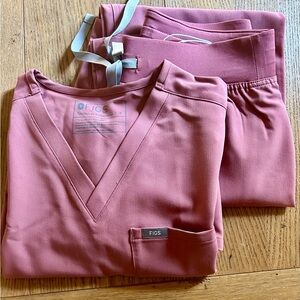 NWT- Figs scrub petite Small